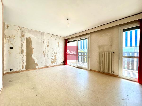 GRENOBLE - T4 de 80m² à rénover avec un grand balcon