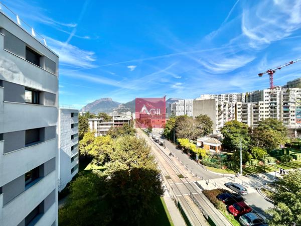 GRENOBLE - T4 de 80m² à rénover avec un grand balcon