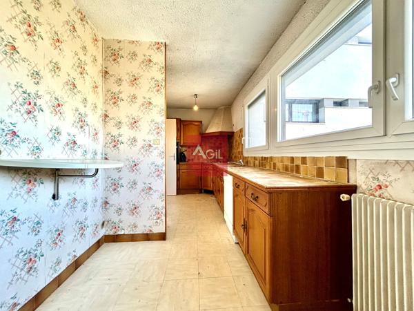 GRENOBLE - T4 de 80m² à rénover avec un grand balcon