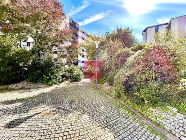 GRENOBLE - T4 de 80m² à rénover avec un grand balcon