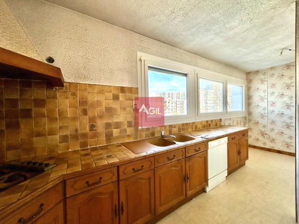 GRENOBLE - T4 de 80m² à rénover avec un grand balcon