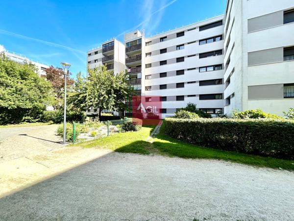 GRENOBLE - T4 de 80m² à rénover avec un grand balcon