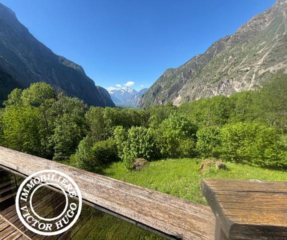 À VENDRE – MAISON D’ARCHITECTE À RÉNOVER AU CŒUR DE LA NATURE – LA DANCHÈRE / VENOSC
