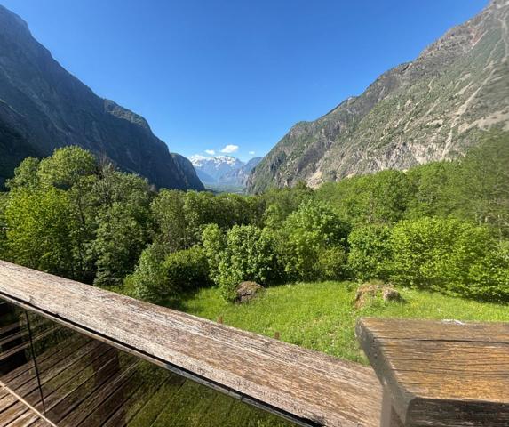 À VENDRE – MAISON D’ARCHITECTE À RÉNOVER AU CŒUR DE LA NATURE – LA DANCHÈRE / VENOSC