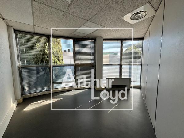 Bureaux à louer à Nîmes 141 m² avec ascenseur et parking sur site