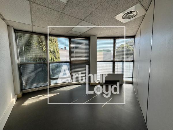 Bureaux à louer à Nîmes 141 m² avec ascenseur et parking sur site