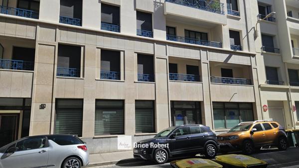 Bureaux à louer en rez de chaussée à Lyon 6 avec grande visibilité