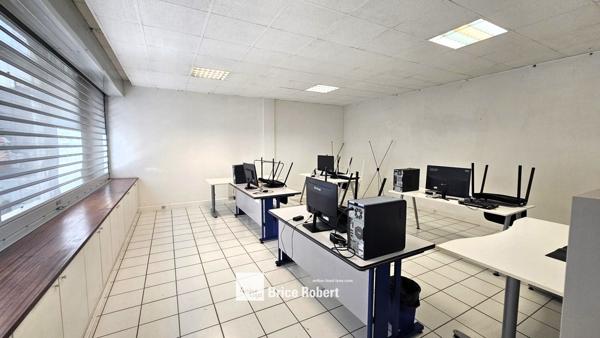 Bureaux à louer en rez de chaussée à Lyon 6 avec grande visibilité