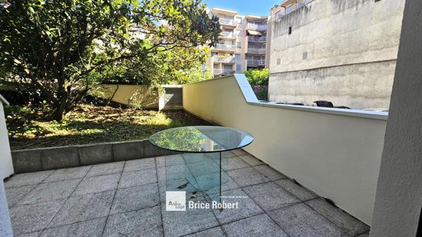 Bureaux à louer en rez de chaussée à Lyon 6 avec grande visibilité