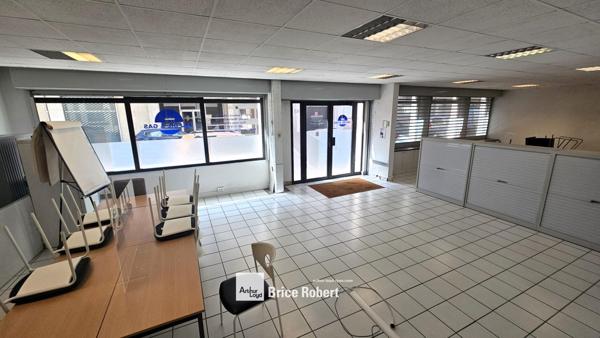 Bureaux à louer en rez de chaussée à Lyon 6 avec grande visibilité