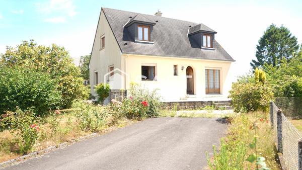 Situé à proximité immédiate des commodités, ce pavillon familial de 5 pièces offre de beaux volumes, 3 grandes chambres lumineuses, un sous-sol complet et un agréable terrain arboré avec arbres fruitiers. Habitable de suite, il séduira les familles à la recherche d'espace, de confort et d'un bien à personnaliser selon leurs envies.