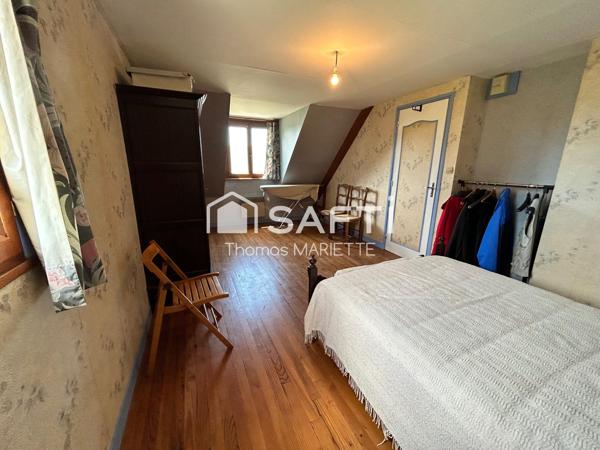 Situé à proximité immédiate des commodités, ce pavillon familial de 5 pièces offre de beaux volumes, 3 grandes chambres lumineuses, un sous-sol complet et un agréable terrain arboré avec arbres fruitiers. Habitable de suite, il séduira les familles à la recherche d'espace, de confort et d'un bien à personnaliser selon leurs envies.