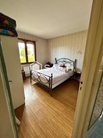 Situé à proximité immédiate des commodités, ce pavillon familial de 5 pièces offre de beaux volumes, 3 grandes chambres lumineuses, un sous-sol complet et un agréable terrain arboré avec arbres fruitiers. Habitable de suite, il séduira les familles à la recherche d'espace, de confort et d'un bien à personnaliser selon leurs envies.
