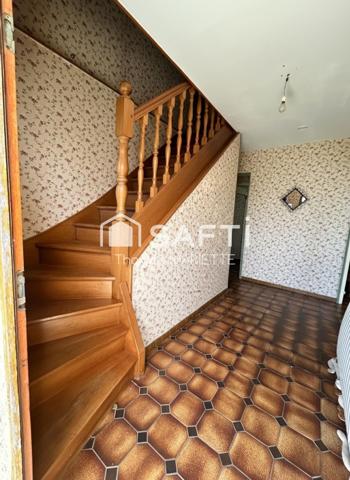 Situé à proximité immédiate des commodités, ce pavillon familial de 5 pièces offre de beaux volumes, 3 grandes chambres lumineuses, un sous-sol complet et un agréable terrain arboré avec arbres fruitiers. Habitable de suite, il séduira les familles à la recherche d'espace, de confort et d'un bien à personnaliser selon leurs envies.