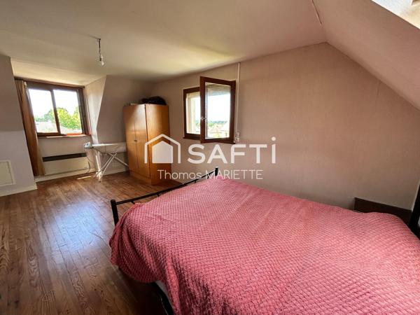 Situé à proximité immédiate des commodités, ce pavillon familial de 5 pièces offre de beaux volumes, 3 grandes chambres lumineuses, un sous-sol complet et un agréable terrain arboré avec arbres fruitiers. Habitable de suite, il séduira les familles à la recherche d'espace, de confort et d'un bien à personnaliser selon leurs envies.