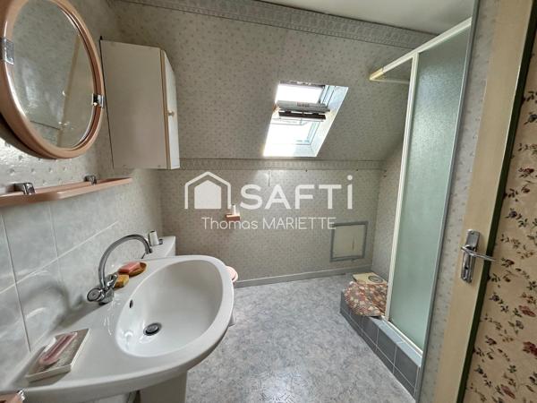 Situé à proximité immédiate des commodités, ce pavillon familial de 5 pièces offre de beaux volumes, 3 grandes chambres lumineuses, un sous-sol complet et un agréable terrain arboré avec arbres fruitiers. Habitable de suite, il séduira les familles à la recherche d'espace, de confort et d'un bien à personnaliser selon leurs envies.