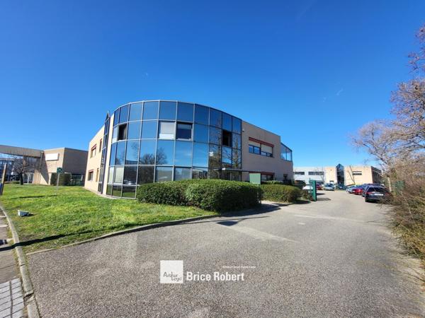 Bureaux à louer bâtiment indépendant avec parking à Bron Parc du Chêne