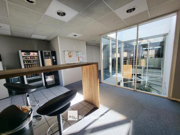 Bureaux à louer bâtiment indépendant avec parking à Bron Parc du Chêne