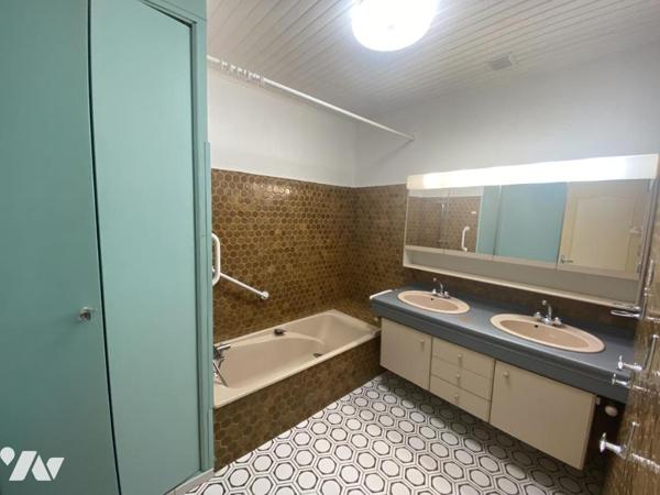 ORANGE, maison en campagne avec dépendances et grand jardin