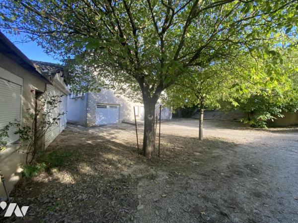 ORANGE, maison en campagne avec dépendances et grand jardin