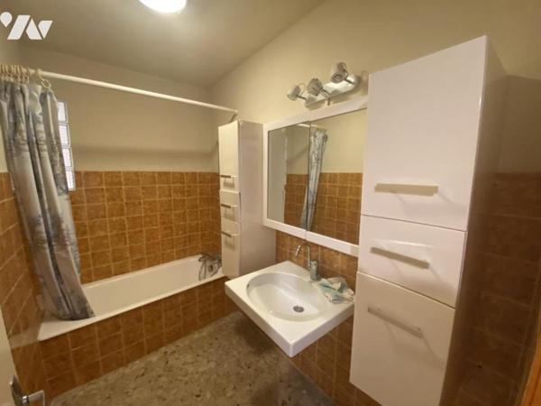 ORANGE, maison en campagne avec dépendances et grand jardin