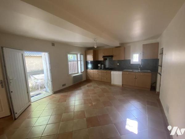 ORANGE, maison en campagne avec dépendances et grand jardin