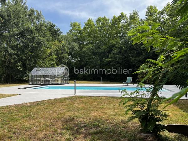 FERME LANDAISE 399 m² – 6,7 HA – PISCINE – 4 CHAMBRES – RÉNOVATION COMPLÈTE

Située à 20 minutes des portes de Bayonne  et 25 minutes des plages de Capbreton et Hossegor.

Rare sur le secteur : propriété de 399 m² habitables sur 6,7 hectares, entièrement rénovée, avec piscine, spa et dépendance.

Cette ancienne ferme landaise datant de 1850 a été entièrement rénovée en 2018-2019. Elle offre de grands volumes, quatre chambres avec sanitaires privatifs, deux cuisines et de nombreuses dépendances, le tout dans un environnement calme et sans vis-à-vis.

UNE MAISON DE 399 m² HABITABLES

La maison se compose de :

* Vaste séjour lumineux avec poutres apparentes et poêle à bois scandinave
* Bibliothèque
* Deux cuisines, dont une cuisine principale et une seconde cuisine adaptée aux réceptions
* 4 chambres
* Suite parentale au rez-de-chaussée avec accès extérieur, salle de bains et WC
* 3 chambres à l’étage, chacune avec salle d’eau et WC
* Climatisation réversible dans toutes les chambres

La distribution permet d’accueillir confortablement une grande famille ou plusieurs générations, avec une réelle indépendance pour chaque espace nuit.

RÉNOVATION IMPORTANTE

La propriété a fait l’objet d’une rénovation complète entre 2018 et 2019 :

* Toiture entièrement refaite
* Menuiseries remplacées en aluminium double vitrage
* Portes et baies vitrées neuves
* Volumes intérieurs ouverts et réorganisés
* Deux cuisines créées/aménagées
* Salles d’eau et sanitaires rénovés
* Poêle à bois scandinave
* Climatisation réversible dans les chambres
* Piscine et spa

Le chauffage principal est assuré par une chaudière gaz avec citerne enterrée.

Un suivi régulier du traitement anti-termites est également réalisé, avec dossier disponible.

6,7 HECTARES AVEC PISCINE ET DÉPENDANCES

Le terrain de 6,7 hectares est composé de bois et de pâtures, avec un parc arboré entretenu.

La propriété bénéficie d’un environnement sans vis-à-vis, offrant calme et intimité.

Côté extérieur :

* Piscine au sel avec volet électrique de sécurité
* Spa 6 places
* Garage spacieux
* Dépendance d’environ 30 m² avec salle d’eau et WC

Cette dépendance peut être aménagée selon les besoins : studio, bureau, atelier, espace professionnel ou logement d’appoint, sous réserve des autorisations nécessaires.

LES + DU BIEN

399 m² habitables
6,7 hectares
Ferme de 1850
Rénovation 2018-2019
4 chambres
4 espaces sanitaires privatifs pour les chambres
2 cuisines
Piscine au sel
Spa 6 places
Dépendance de 30 m² avec salle d’eau et WC
Garage
Terrain composé de bois et pâtures
Aucun vis-à-vis
Environ 30 minutes des plages

Une propriété offrant un volume et une surface de terrain particulièrement rares, avec des travaux importants déjà réalisés.

Diagnostics et dossier technique disponibles sur demande.

Contactez-nous pour obtenir davantage d’informations ou organiser une visite.