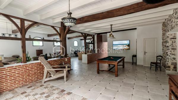 FERME LANDAISE 399 m² – 6,7 HA – PISCINE – 4 CHAMBRES – RÉNOVATION COMPLÈTE

Située à 20 minutes des portes de Bayonne  et 25 minutes des plages de Capbreton et Hossegor.

Rare sur le secteur : propriété de 399 m² habitables sur 6,7 hectares, entièrement rénovée, avec piscine, spa et dépendance.

Cette ancienne ferme landaise datant de 1850 a été entièrement rénovée en 2018-2019. Elle offre de grands volumes, quatre chambres avec sanitaires privatifs, deux cuisines et de nombreuses dépendances, le tout dans un environnement calme et sans vis-à-vis.

UNE MAISON DE 399 m² HABITABLES

La maison se compose de :

* Vaste séjour lumineux avec poutres apparentes et poêle à bois scandinave
* Bibliothèque
* Deux cuisines, dont une cuisine principale et une seconde cuisine adaptée aux réceptions
* 4 chambres
* Suite parentale au rez-de-chaussée avec accès extérieur, salle de bains et WC
* 3 chambres à l’étage, chacune avec salle d’eau et WC
* Climatisation réversible dans toutes les chambres

La distribution permet d’accueillir confortablement une grande famille ou plusieurs générations, avec une réelle indépendance pour chaque espace nuit.

RÉNOVATION IMPORTANTE

La propriété a fait l’objet d’une rénovation complète entre 2018 et 2019 :

* Toiture entièrement refaite
* Menuiseries remplacées en aluminium double vitrage
* Portes et baies vitrées neuves
* Volumes intérieurs ouverts et réorganisés
* Deux cuisines créées/aménagées
* Salles d’eau et sanitaires rénovés
* Poêle à bois scandinave
* Climatisation réversible dans les chambres
* Piscine et spa

Le chauffage principal est assuré par une chaudière gaz avec citerne enterrée.

Un suivi régulier du traitement anti-termites est également réalisé, avec dossier disponible.

6,7 HECTARES AVEC PISCINE ET DÉPENDANCES

Le terrain de 6,7 hectares est composé de bois et de pâtures, avec un parc arboré entretenu.

La propriété bénéficie d’un environnement sans vis-à-vis, offrant calme et intimité.

Côté extérieur :

* Piscine au sel avec volet électrique de sécurité
* Spa 6 places
* Garage spacieux
* Dépendance d’environ 30 m² avec salle d’eau et WC

Cette dépendance peut être aménagée selon les besoins : studio, bureau, atelier, espace professionnel ou logement d’appoint, sous réserve des autorisations nécessaires.

LES + DU BIEN

399 m² habitables
6,7 hectares
Ferme de 1850
Rénovation 2018-2019
4 chambres
4 espaces sanitaires privatifs pour les chambres
2 cuisines
Piscine au sel
Spa 6 places
Dépendance de 30 m² avec salle d’eau et WC
Garage
Terrain composé de bois et pâtures
Aucun vis-à-vis
Environ 30 minutes des plages

Une propriété offrant un volume et une surface de terrain particulièrement rares, avec des travaux importants déjà réalisés.

Diagnostics et dossier technique disponibles sur demande.

Contactez-nous pour obtenir davantage d’informations ou organiser une visite.