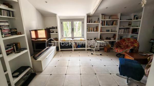 FERME LANDAISE 399 m² – 6,7 HA – PISCINE – 4 CHAMBRES – RÉNOVATION COMPLÈTE

Située à 20 minutes des portes de Bayonne  et 25 minutes des plages de Capbreton et Hossegor.

Rare sur le secteur : propriété de 399 m² habitables sur 6,7 hectares, entièrement rénovée, avec piscine, spa et dépendance.

Cette ancienne ferme landaise datant de 1850 a été entièrement rénovée en 2018-2019. Elle offre de grands volumes, quatre chambres avec sanitaires privatifs, deux cuisines et de nombreuses dépendances, le tout dans un environnement calme et sans vis-à-vis.

UNE MAISON DE 399 m² HABITABLES

La maison se compose de :

* Vaste séjour lumineux avec poutres apparentes et poêle à bois scandinave
* Bibliothèque
* Deux cuisines, dont une cuisine principale et une seconde cuisine adaptée aux réceptions
* 4 chambres
* Suite parentale au rez-de-chaussée avec accès extérieur, salle de bains et WC
* 3 chambres à l’étage, chacune avec salle d’eau et WC
* Climatisation réversible dans toutes les chambres

La distribution permet d’accueillir confortablement une grande famille ou plusieurs générations, avec une réelle indépendance pour chaque espace nuit.

RÉNOVATION IMPORTANTE

La propriété a fait l’objet d’une rénovation complète entre 2018 et 2019 :

* Toiture entièrement refaite
* Menuiseries remplacées en aluminium double vitrage
* Portes et baies vitrées neuves
* Volumes intérieurs ouverts et réorganisés
* Deux cuisines créées/aménagées
* Salles d’eau et sanitaires rénovés
* Poêle à bois scandinave
* Climatisation réversible dans les chambres
* Piscine et spa

Le chauffage principal est assuré par une chaudière gaz avec citerne enterrée.

Un suivi régulier du traitement anti-termites est également réalisé, avec dossier disponible.

6,7 HECTARES AVEC PISCINE ET DÉPENDANCES

Le terrain de 6,7 hectares est composé de bois et de pâtures, avec un parc arboré entretenu.

La propriété bénéficie d’un environnement sans vis-à-vis, offrant calme et intimité.

Côté extérieur :

* Piscine au sel avec volet électrique de sécurité
* Spa 6 places
* Garage spacieux
* Dépendance d’environ 30 m² avec salle d’eau et WC

Cette dépendance peut être aménagée selon les besoins : studio, bureau, atelier, espace professionnel ou logement d’appoint, sous réserve des autorisations nécessaires.

LES + DU BIEN

399 m² habitables
6,7 hectares
Ferme de 1850
Rénovation 2018-2019
4 chambres
4 espaces sanitaires privatifs pour les chambres
2 cuisines
Piscine au sel
Spa 6 places
Dépendance de 30 m² avec salle d’eau et WC
Garage
Terrain composé de bois et pâtures
Aucun vis-à-vis
Environ 30 minutes des plages

Une propriété offrant un volume et une surface de terrain particulièrement rares, avec des travaux importants déjà réalisés.

Diagnostics et dossier technique disponibles sur demande.

Contactez-nous pour obtenir davantage d’informations ou organiser une visite.