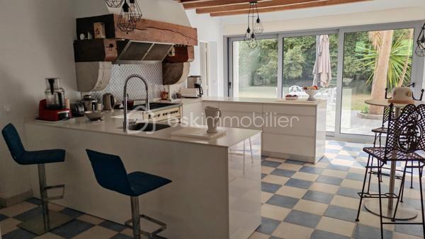 FERME LANDAISE 399 m² – 6,7 HA – PISCINE – 4 CHAMBRES – RÉNOVATION COMPLÈTE

Située à 20 minutes des portes de Bayonne  et 25 minutes des plages de Capbreton et Hossegor.

Rare sur le secteur : propriété de 399 m² habitables sur 6,7 hectares, entièrement rénovée, avec piscine, spa et dépendance.

Cette ancienne ferme landaise datant de 1850 a été entièrement rénovée en 2018-2019. Elle offre de grands volumes, quatre chambres avec sanitaires privatifs, deux cuisines et de nombreuses dépendances, le tout dans un environnement calme et sans vis-à-vis.

UNE MAISON DE 399 m² HABITABLES

La maison se compose de :

* Vaste séjour lumineux avec poutres apparentes et poêle à bois scandinave
* Bibliothèque
* Deux cuisines, dont une cuisine principale et une seconde cuisine adaptée aux réceptions
* 4 chambres
* Suite parentale au rez-de-chaussée avec accès extérieur, salle de bains et WC
* 3 chambres à l’étage, chacune avec salle d’eau et WC
* Climatisation réversible dans toutes les chambres

La distribution permet d’accueillir confortablement une grande famille ou plusieurs générations, avec une réelle indépendance pour chaque espace nuit.

RÉNOVATION IMPORTANTE

La propriété a fait l’objet d’une rénovation complète entre 2018 et 2019 :

* Toiture entièrement refaite
* Menuiseries remplacées en aluminium double vitrage
* Portes et baies vitrées neuves
* Volumes intérieurs ouverts et réorganisés
* Deux cuisines créées/aménagées
* Salles d’eau et sanitaires rénovés
* Poêle à bois scandinave
* Climatisation réversible dans les chambres
* Piscine et spa

Le chauffage principal est assuré par une chaudière gaz avec citerne enterrée.

Un suivi régulier du traitement anti-termites est également réalisé, avec dossier disponible.

6,7 HECTARES AVEC PISCINE ET DÉPENDANCES

Le terrain de 6,7 hectares est composé de bois et de pâtures, avec un parc arboré entretenu.

La propriété bénéficie d’un environnement sans vis-à-vis, offrant calme et intimité.

Côté extérieur :

* Piscine au sel avec volet électrique de sécurité
* Spa 6 places
* Garage spacieux
* Dépendance d’environ 30 m² avec salle d’eau et WC

Cette dépendance peut être aménagée selon les besoins : studio, bureau, atelier, espace professionnel ou logement d’appoint, sous réserve des autorisations nécessaires.

LES + DU BIEN

399 m² habitables
6,7 hectares
Ferme de 1850
Rénovation 2018-2019
4 chambres
4 espaces sanitaires privatifs pour les chambres
2 cuisines
Piscine au sel
Spa 6 places
Dépendance de 30 m² avec salle d’eau et WC
Garage
Terrain composé de bois et pâtures
Aucun vis-à-vis
Environ 30 minutes des plages

Une propriété offrant un volume et une surface de terrain particulièrement rares, avec des travaux importants déjà réalisés.

Diagnostics et dossier technique disponibles sur demande.

Contactez-nous pour obtenir davantage d’informations ou organiser une visite.