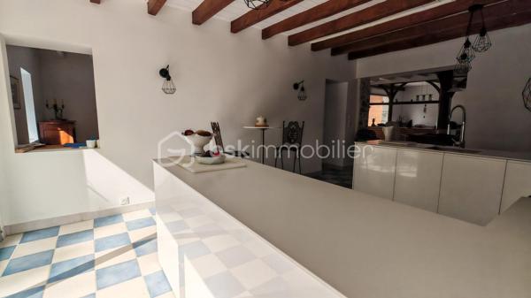 FERME LANDAISE 399 m² – 6,7 HA – PISCINE – 4 CHAMBRES – RÉNOVATION COMPLÈTE

Située à 20 minutes des portes de Bayonne  et 25 minutes des plages de Capbreton et Hossegor.

Rare sur le secteur : propriété de 399 m² habitables sur 6,7 hectares, entièrement rénovée, avec piscine, spa et dépendance.

Cette ancienne ferme landaise datant de 1850 a été entièrement rénovée en 2018-2019. Elle offre de grands volumes, quatre chambres avec sanitaires privatifs, deux cuisines et de nombreuses dépendances, le tout dans un environnement calme et sans vis-à-vis.

UNE MAISON DE 399 m² HABITABLES

La maison se compose de :

* Vaste séjour lumineux avec poutres apparentes et poêle à bois scandinave
* Bibliothèque
* Deux cuisines, dont une cuisine principale et une seconde cuisine adaptée aux réceptions
* 4 chambres
* Suite parentale au rez-de-chaussée avec accès extérieur, salle de bains et WC
* 3 chambres à l’étage, chacune avec salle d’eau et WC
* Climatisation réversible dans toutes les chambres

La distribution permet d’accueillir confortablement une grande famille ou plusieurs générations, avec une réelle indépendance pour chaque espace nuit.

RÉNOVATION IMPORTANTE

La propriété a fait l’objet d’une rénovation complète entre 2018 et 2019 :

* Toiture entièrement refaite
* Menuiseries remplacées en aluminium double vitrage
* Portes et baies vitrées neuves
* Volumes intérieurs ouverts et réorganisés
* Deux cuisines créées/aménagées
* Salles d’eau et sanitaires rénovés
* Poêle à bois scandinave
* Climatisation réversible dans les chambres
* Piscine et spa

Le chauffage principal est assuré par une chaudière gaz avec citerne enterrée.

Un suivi régulier du traitement anti-termites est également réalisé, avec dossier disponible.

6,7 HECTARES AVEC PISCINE ET DÉPENDANCES

Le terrain de 6,7 hectares est composé de bois et de pâtures, avec un parc arboré entretenu.

La propriété bénéficie d’un environnement sans vis-à-vis, offrant calme et intimité.

Côté extérieur :

* Piscine au sel avec volet électrique de sécurité
* Spa 6 places
* Garage spacieux
* Dépendance d’environ 30 m² avec salle d’eau et WC

Cette dépendance peut être aménagée selon les besoins : studio, bureau, atelier, espace professionnel ou logement d’appoint, sous réserve des autorisations nécessaires.

LES + DU BIEN

399 m² habitables
6,7 hectares
Ferme de 1850
Rénovation 2018-2019
4 chambres
4 espaces sanitaires privatifs pour les chambres
2 cuisines
Piscine au sel
Spa 6 places
Dépendance de 30 m² avec salle d’eau et WC
Garage
Terrain composé de bois et pâtures
Aucun vis-à-vis
Environ 30 minutes des plages

Une propriété offrant un volume et une surface de terrain particulièrement rares, avec des travaux importants déjà réalisés.

Diagnostics et dossier technique disponibles sur demande.

Contactez-nous pour obtenir davantage d’informations ou organiser une visite.