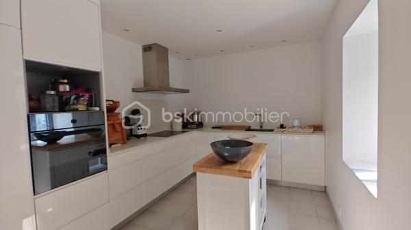 FERME LANDAISE 399 m² – 6,7 HA – PISCINE – 4 CHAMBRES – RÉNOVATION COMPLÈTE

Située à 20 minutes des portes de Bayonne  et 25 minutes des plages de Capbreton et Hossegor.

Rare sur le secteur : propriété de 399 m² habitables sur 6,7 hectares, entièrement rénovée, avec piscine, spa et dépendance.

Cette ancienne ferme landaise datant de 1850 a été entièrement rénovée en 2018-2019. Elle offre de grands volumes, quatre chambres avec sanitaires privatifs, deux cuisines et de nombreuses dépendances, le tout dans un environnement calme et sans vis-à-vis.

UNE MAISON DE 399 m² HABITABLES

La maison se compose de :

* Vaste séjour lumineux avec poutres apparentes et poêle à bois scandinave
* Bibliothèque
* Deux cuisines, dont une cuisine principale et une seconde cuisine adaptée aux réceptions
* 4 chambres
* Suite parentale au rez-de-chaussée avec accès extérieur, salle de bains et WC
* 3 chambres à l’étage, chacune avec salle d’eau et WC
* Climatisation réversible dans toutes les chambres

La distribution permet d’accueillir confortablement une grande famille ou plusieurs générations, avec une réelle indépendance pour chaque espace nuit.

RÉNOVATION IMPORTANTE

La propriété a fait l’objet d’une rénovation complète entre 2018 et 2019 :

* Toiture entièrement refaite
* Menuiseries remplacées en aluminium double vitrage
* Portes et baies vitrées neuves
* Volumes intérieurs ouverts et réorganisés
* Deux cuisines créées/aménagées
* Salles d’eau et sanitaires rénovés
* Poêle à bois scandinave
* Climatisation réversible dans les chambres
* Piscine et spa

Le chauffage principal est assuré par une chaudière gaz avec citerne enterrée.

Un suivi régulier du traitement anti-termites est également réalisé, avec dossier disponible.

6,7 HECTARES AVEC PISCINE ET DÉPENDANCES

Le terrain de 6,7 hectares est composé de bois et de pâtures, avec un parc arboré entretenu.

La propriété bénéficie d’un environnement sans vis-à-vis, offrant calme et intimité.

Côté extérieur :

* Piscine au sel avec volet électrique de sécurité
* Spa 6 places
* Garage spacieux
* Dépendance d’environ 30 m² avec salle d’eau et WC

Cette dépendance peut être aménagée selon les besoins : studio, bureau, atelier, espace professionnel ou logement d’appoint, sous réserve des autorisations nécessaires.

LES + DU BIEN

399 m² habitables
6,7 hectares
Ferme de 1850
Rénovation 2018-2019
4 chambres
4 espaces sanitaires privatifs pour les chambres
2 cuisines
Piscine au sel
Spa 6 places
Dépendance de 30 m² avec salle d’eau et WC
Garage
Terrain composé de bois et pâtures
Aucun vis-à-vis
Environ 30 minutes des plages

Une propriété offrant un volume et une surface de terrain particulièrement rares, avec des travaux importants déjà réalisés.

Diagnostics et dossier technique disponibles sur demande.

Contactez-nous pour obtenir davantage d’informations ou organiser une visite.