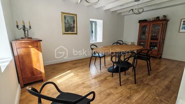 FERME LANDAISE 399 m² – 6,7 HA – PISCINE – 4 CHAMBRES – RÉNOVATION COMPLÈTE

Située à 20 minutes des portes de Bayonne  et 25 minutes des plages de Capbreton et Hossegor.

Rare sur le secteur : propriété de 399 m² habitables sur 6,7 hectares, entièrement rénovée, avec piscine, spa et dépendance.

Cette ancienne ferme landaise datant de 1850 a été entièrement rénovée en 2018-2019. Elle offre de grands volumes, quatre chambres avec sanitaires privatifs, deux cuisines et de nombreuses dépendances, le tout dans un environnement calme et sans vis-à-vis.

UNE MAISON DE 399 m² HABITABLES

La maison se compose de :

* Vaste séjour lumineux avec poutres apparentes et poêle à bois scandinave
* Bibliothèque
* Deux cuisines, dont une cuisine principale et une seconde cuisine adaptée aux réceptions
* 4 chambres
* Suite parentale au rez-de-chaussée avec accès extérieur, salle de bains et WC
* 3 chambres à l’étage, chacune avec salle d’eau et WC
* Climatisation réversible dans toutes les chambres

La distribution permet d’accueillir confortablement une grande famille ou plusieurs générations, avec une réelle indépendance pour chaque espace nuit.

RÉNOVATION IMPORTANTE

La propriété a fait l’objet d’une rénovation complète entre 2018 et 2019 :

* Toiture entièrement refaite
* Menuiseries remplacées en aluminium double vitrage
* Portes et baies vitrées neuves
* Volumes intérieurs ouverts et réorganisés
* Deux cuisines créées/aménagées
* Salles d’eau et sanitaires rénovés
* Poêle à bois scandinave
* Climatisation réversible dans les chambres
* Piscine et spa

Le chauffage principal est assuré par une chaudière gaz avec citerne enterrée.

Un suivi régulier du traitement anti-termites est également réalisé, avec dossier disponible.

6,7 HECTARES AVEC PISCINE ET DÉPENDANCES

Le terrain de 6,7 hectares est composé de bois et de pâtures, avec un parc arboré entretenu.

La propriété bénéficie d’un environnement sans vis-à-vis, offrant calme et intimité.

Côté extérieur :

* Piscine au sel avec volet électrique de sécurité
* Spa 6 places
* Garage spacieux
* Dépendance d’environ 30 m² avec salle d’eau et WC

Cette dépendance peut être aménagée selon les besoins : studio, bureau, atelier, espace professionnel ou logement d’appoint, sous réserve des autorisations nécessaires.

LES + DU BIEN

399 m² habitables
6,7 hectares
Ferme de 1850
Rénovation 2018-2019
4 chambres
4 espaces sanitaires privatifs pour les chambres
2 cuisines
Piscine au sel
Spa 6 places
Dépendance de 30 m² avec salle d’eau et WC
Garage
Terrain composé de bois et pâtures
Aucun vis-à-vis
Environ 30 minutes des plages

Une propriété offrant un volume et une surface de terrain particulièrement rares, avec des travaux importants déjà réalisés.

Diagnostics et dossier technique disponibles sur demande.

Contactez-nous pour obtenir davantage d’informations ou organiser une visite.