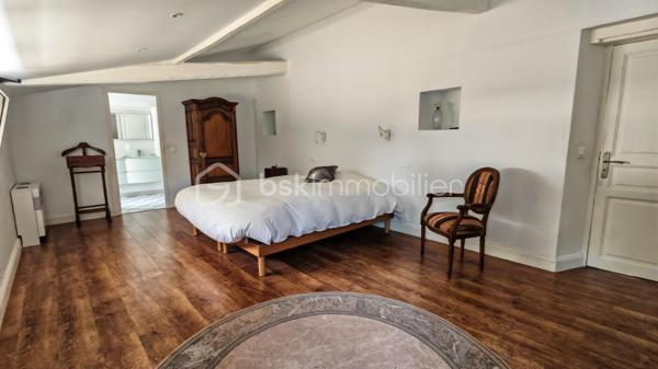 FERME LANDAISE 399 m² – 6,7 HA – PISCINE – 4 CHAMBRES – RÉNOVATION COMPLÈTE

Située à 20 minutes des portes de Bayonne  et 25 minutes des plages de Capbreton et Hossegor.

Rare sur le secteur : propriété de 399 m² habitables sur 6,7 hectares, entièrement rénovée, avec piscine, spa et dépendance.

Cette ancienne ferme landaise datant de 1850 a été entièrement rénovée en 2018-2019. Elle offre de grands volumes, quatre chambres avec sanitaires privatifs, deux cuisines et de nombreuses dépendances, le tout dans un environnement calme et sans vis-à-vis.

UNE MAISON DE 399 m² HABITABLES

La maison se compose de :

* Vaste séjour lumineux avec poutres apparentes et poêle à bois scandinave
* Bibliothèque
* Deux cuisines, dont une cuisine principale et une seconde cuisine adaptée aux réceptions
* 4 chambres
* Suite parentale au rez-de-chaussée avec accès extérieur, salle de bains et WC
* 3 chambres à l’étage, chacune avec salle d’eau et WC
* Climatisation réversible dans toutes les chambres

La distribution permet d’accueillir confortablement une grande famille ou plusieurs générations, avec une réelle indépendance pour chaque espace nuit.

RÉNOVATION IMPORTANTE

La propriété a fait l’objet d’une rénovation complète entre 2018 et 2019 :

* Toiture entièrement refaite
* Menuiseries remplacées en aluminium double vitrage
* Portes et baies vitrées neuves
* Volumes intérieurs ouverts et réorganisés
* Deux cuisines créées/aménagées
* Salles d’eau et sanitaires rénovés
* Poêle à bois scandinave
* Climatisation réversible dans les chambres
* Piscine et spa

Le chauffage principal est assuré par une chaudière gaz avec citerne enterrée.

Un suivi régulier du traitement anti-termites est également réalisé, avec dossier disponible.

6,7 HECTARES AVEC PISCINE ET DÉPENDANCES

Le terrain de 6,7 hectares est composé de bois et de pâtures, avec un parc arboré entretenu.

La propriété bénéficie d’un environnement sans vis-à-vis, offrant calme et intimité.

Côté extérieur :

* Piscine au sel avec volet électrique de sécurité
* Spa 6 places
* Garage spacieux
* Dépendance d’environ 30 m² avec salle d’eau et WC

Cette dépendance peut être aménagée selon les besoins : studio, bureau, atelier, espace professionnel ou logement d’appoint, sous réserve des autorisations nécessaires.

LES + DU BIEN

399 m² habitables
6,7 hectares
Ferme de 1850
Rénovation 2018-2019
4 chambres
4 espaces sanitaires privatifs pour les chambres
2 cuisines
Piscine au sel
Spa 6 places
Dépendance de 30 m² avec salle d’eau et WC
Garage
Terrain composé de bois et pâtures
Aucun vis-à-vis
Environ 30 minutes des plages

Une propriété offrant un volume et une surface de terrain particulièrement rares, avec des travaux importants déjà réalisés.

Diagnostics et dossier technique disponibles sur demande.

Contactez-nous pour obtenir davantage d’informations ou organiser une visite.