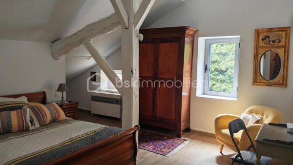 FERME LANDAISE 399 m² – 6,7 HA – PISCINE – 4 CHAMBRES – RÉNOVATION COMPLÈTE

Située à 20 minutes des portes de Bayonne  et 25 minutes des plages de Capbreton et Hossegor.

Rare sur le secteur : propriété de 399 m² habitables sur 6,7 hectares, entièrement rénovée, avec piscine, spa et dépendance.

Cette ancienne ferme landaise datant de 1850 a été entièrement rénovée en 2018-2019. Elle offre de grands volumes, quatre chambres avec sanitaires privatifs, deux cuisines et de nombreuses dépendances, le tout dans un environnement calme et sans vis-à-vis.

UNE MAISON DE 399 m² HABITABLES

La maison se compose de :

* Vaste séjour lumineux avec poutres apparentes et poêle à bois scandinave
* Bibliothèque
* Deux cuisines, dont une cuisine principale et une seconde cuisine adaptée aux réceptions
* 4 chambres
* Suite parentale au rez-de-chaussée avec accès extérieur, salle de bains et WC
* 3 chambres à l’étage, chacune avec salle d’eau et WC
* Climatisation réversible dans toutes les chambres

La distribution permet d’accueillir confortablement une grande famille ou plusieurs générations, avec une réelle indépendance pour chaque espace nuit.

RÉNOVATION IMPORTANTE

La propriété a fait l’objet d’une rénovation complète entre 2018 et 2019 :

* Toiture entièrement refaite
* Menuiseries remplacées en aluminium double vitrage
* Portes et baies vitrées neuves
* Volumes intérieurs ouverts et réorganisés
* Deux cuisines créées/aménagées
* Salles d’eau et sanitaires rénovés
* Poêle à bois scandinave
* Climatisation réversible dans les chambres
* Piscine et spa

Le chauffage principal est assuré par une chaudière gaz avec citerne enterrée.

Un suivi régulier du traitement anti-termites est également réalisé, avec dossier disponible.

6,7 HECTARES AVEC PISCINE ET DÉPENDANCES

Le terrain de 6,7 hectares est composé de bois et de pâtures, avec un parc arboré entretenu.

La propriété bénéficie d’un environnement sans vis-à-vis, offrant calme et intimité.

Côté extérieur :

* Piscine au sel avec volet électrique de sécurité
* Spa 6 places
* Garage spacieux
* Dépendance d’environ 30 m² avec salle d’eau et WC

Cette dépendance peut être aménagée selon les besoins : studio, bureau, atelier, espace professionnel ou logement d’appoint, sous réserve des autorisations nécessaires.

LES + DU BIEN

399 m² habitables
6,7 hectares
Ferme de 1850
Rénovation 2018-2019
4 chambres
4 espaces sanitaires privatifs pour les chambres
2 cuisines
Piscine au sel
Spa 6 places
Dépendance de 30 m² avec salle d’eau et WC
Garage
Terrain composé de bois et pâtures
Aucun vis-à-vis
Environ 30 minutes des plages

Une propriété offrant un volume et une surface de terrain particulièrement rares, avec des travaux importants déjà réalisés.

Diagnostics et dossier technique disponibles sur demande.

Contactez-nous pour obtenir davantage d’informations ou organiser une visite.