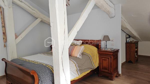 FERME LANDAISE 399 m² – 6,7 HA – PISCINE – 4 CHAMBRES – RÉNOVATION COMPLÈTE

Située à 20 minutes des portes de Bayonne  et 25 minutes des plages de Capbreton et Hossegor.

Rare sur le secteur : propriété de 399 m² habitables sur 6,7 hectares, entièrement rénovée, avec piscine, spa et dépendance.

Cette ancienne ferme landaise datant de 1850 a été entièrement rénovée en 2018-2019. Elle offre de grands volumes, quatre chambres avec sanitaires privatifs, deux cuisines et de nombreuses dépendances, le tout dans un environnement calme et sans vis-à-vis.

UNE MAISON DE 399 m² HABITABLES

La maison se compose de :

* Vaste séjour lumineux avec poutres apparentes et poêle à bois scandinave
* Bibliothèque
* Deux cuisines, dont une cuisine principale et une seconde cuisine adaptée aux réceptions
* 4 chambres
* Suite parentale au rez-de-chaussée avec accès extérieur, salle de bains et WC
* 3 chambres à l’étage, chacune avec salle d’eau et WC
* Climatisation réversible dans toutes les chambres

La distribution permet d’accueillir confortablement une grande famille ou plusieurs générations, avec une réelle indépendance pour chaque espace nuit.

RÉNOVATION IMPORTANTE

La propriété a fait l’objet d’une rénovation complète entre 2018 et 2019 :

* Toiture entièrement refaite
* Menuiseries remplacées en aluminium double vitrage
* Portes et baies vitrées neuves
* Volumes intérieurs ouverts et réorganisés
* Deux cuisines créées/aménagées
* Salles d’eau et sanitaires rénovés
* Poêle à bois scandinave
* Climatisation réversible dans les chambres
* Piscine et spa

Le chauffage principal est assuré par une chaudière gaz avec citerne enterrée.

Un suivi régulier du traitement anti-termites est également réalisé, avec dossier disponible.

6,7 HECTARES AVEC PISCINE ET DÉPENDANCES

Le terrain de 6,7 hectares est composé de bois et de pâtures, avec un parc arboré entretenu.

La propriété bénéficie d’un environnement sans vis-à-vis, offrant calme et intimité.

Côté extérieur :

* Piscine au sel avec volet électrique de sécurité
* Spa 6 places
* Garage spacieux
* Dépendance d’environ 30 m² avec salle d’eau et WC

Cette dépendance peut être aménagée selon les besoins : studio, bureau, atelier, espace professionnel ou logement d’appoint, sous réserve des autorisations nécessaires.

LES + DU BIEN

399 m² habitables
6,7 hectares
Ferme de 1850
Rénovation 2018-2019
4 chambres
4 espaces sanitaires privatifs pour les chambres
2 cuisines
Piscine au sel
Spa 6 places
Dépendance de 30 m² avec salle d’eau et WC
Garage
Terrain composé de bois et pâtures
Aucun vis-à-vis
Environ 30 minutes des plages

Une propriété offrant un volume et une surface de terrain particulièrement rares, avec des travaux importants déjà réalisés.

Diagnostics et dossier technique disponibles sur demande.

Contactez-nous pour obtenir davantage d’informations ou organiser une visite.