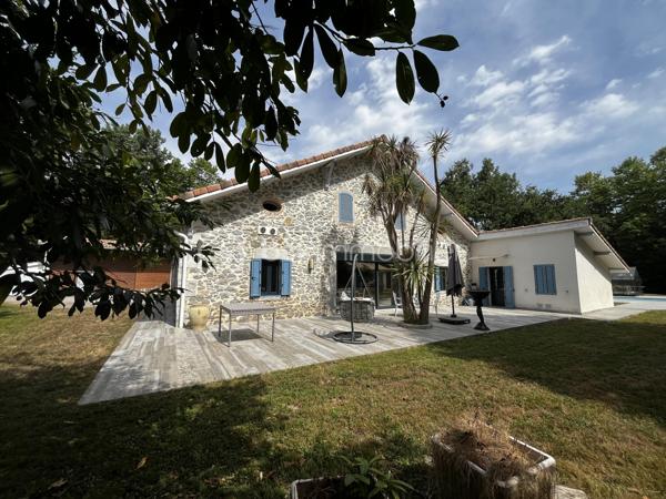 FERME LANDAISE 399 m² – 6,7 HA – PISCINE – 4 CHAMBRES – RÉNOVATION COMPLÈTE

Située à 20 minutes des portes de Bayonne  et 25 minutes des plages de Capbreton et Hossegor.

Rare sur le secteur : propriété de 399 m² habitables sur 6,7 hectares, entièrement rénovée, avec piscine, spa et dépendance.

Cette ancienne ferme landaise datant de 1850 a été entièrement rénovée en 2018-2019. Elle offre de grands volumes, quatre chambres avec sanitaires privatifs, deux cuisines et de nombreuses dépendances, le tout dans un environnement calme et sans vis-à-vis.

UNE MAISON DE 399 m² HABITABLES

La maison se compose de :

* Vaste séjour lumineux avec poutres apparentes et poêle à bois scandinave
* Bibliothèque
* Deux cuisines, dont une cuisine principale et une seconde cuisine adaptée aux réceptions
* 4 chambres
* Suite parentale au rez-de-chaussée avec accès extérieur, salle de bains et WC
* 3 chambres à l’étage, chacune avec salle d’eau et WC
* Climatisation réversible dans toutes les chambres

La distribution permet d’accueillir confortablement une grande famille ou plusieurs générations, avec une réelle indépendance pour chaque espace nuit.

RÉNOVATION IMPORTANTE

La propriété a fait l’objet d’une rénovation complète entre 2018 et 2019 :

* Toiture entièrement refaite
* Menuiseries remplacées en aluminium double vitrage
* Portes et baies vitrées neuves
* Volumes intérieurs ouverts et réorganisés
* Deux cuisines créées/aménagées
* Salles d’eau et sanitaires rénovés
* Poêle à bois scandinave
* Climatisation réversible dans les chambres
* Piscine et spa

Le chauffage principal est assuré par une chaudière gaz avec citerne enterrée.

Un suivi régulier du traitement anti-termites est également réalisé, avec dossier disponible.

6,7 HECTARES AVEC PISCINE ET DÉPENDANCES

Le terrain de 6,7 hectares est composé de bois et de pâtures, avec un parc arboré entretenu.

La propriété bénéficie d’un environnement sans vis-à-vis, offrant calme et intimité.

Côté extérieur :

* Piscine au sel avec volet électrique de sécurité
* Spa 6 places
* Garage spacieux
* Dépendance d’environ 30 m² avec salle d’eau et WC

Cette dépendance peut être aménagée selon les besoins : studio, bureau, atelier, espace professionnel ou logement d’appoint, sous réserve des autorisations nécessaires.

LES + DU BIEN

399 m² habitables
6,7 hectares
Ferme de 1850
Rénovation 2018-2019
4 chambres
4 espaces sanitaires privatifs pour les chambres
2 cuisines
Piscine au sel
Spa 6 places
Dépendance de 30 m² avec salle d’eau et WC
Garage
Terrain composé de bois et pâtures
Aucun vis-à-vis
Environ 30 minutes des plages

Une propriété offrant un volume et une surface de terrain particulièrement rares, avec des travaux importants déjà réalisés.

Diagnostics et dossier technique disponibles sur demande.

Contactez-nous pour obtenir davantage d’informations ou organiser une visite.