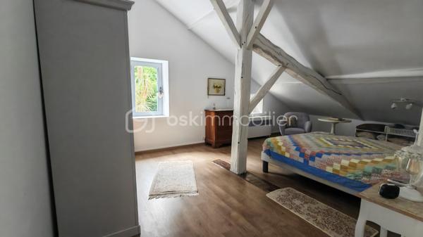FERME LANDAISE 399 m² – 6,7 HA – PISCINE – 4 CHAMBRES – RÉNOVATION COMPLÈTE

Située à 20 minutes des portes de Bayonne  et 25 minutes des plages de Capbreton et Hossegor.

Rare sur le secteur : propriété de 399 m² habitables sur 6,7 hectares, entièrement rénovée, avec piscine, spa et dépendance.

Cette ancienne ferme landaise datant de 1850 a été entièrement rénovée en 2018-2019. Elle offre de grands volumes, quatre chambres avec sanitaires privatifs, deux cuisines et de nombreuses dépendances, le tout dans un environnement calme et sans vis-à-vis.

UNE MAISON DE 399 m² HABITABLES

La maison se compose de :

* Vaste séjour lumineux avec poutres apparentes et poêle à bois scandinave
* Bibliothèque
* Deux cuisines, dont une cuisine principale et une seconde cuisine adaptée aux réceptions
* 4 chambres
* Suite parentale au rez-de-chaussée avec accès extérieur, salle de bains et WC
* 3 chambres à l’étage, chacune avec salle d’eau et WC
* Climatisation réversible dans toutes les chambres

La distribution permet d’accueillir confortablement une grande famille ou plusieurs générations, avec une réelle indépendance pour chaque espace nuit.

RÉNOVATION IMPORTANTE

La propriété a fait l’objet d’une rénovation complète entre 2018 et 2019 :

* Toiture entièrement refaite
* Menuiseries remplacées en aluminium double vitrage
* Portes et baies vitrées neuves
* Volumes intérieurs ouverts et réorganisés
* Deux cuisines créées/aménagées
* Salles d’eau et sanitaires rénovés
* Poêle à bois scandinave
* Climatisation réversible dans les chambres
* Piscine et spa

Le chauffage principal est assuré par une chaudière gaz avec citerne enterrée.

Un suivi régulier du traitement anti-termites est également réalisé, avec dossier disponible.

6,7 HECTARES AVEC PISCINE ET DÉPENDANCES

Le terrain de 6,7 hectares est composé de bois et de pâtures, avec un parc arboré entretenu.

La propriété bénéficie d’un environnement sans vis-à-vis, offrant calme et intimité.

Côté extérieur :

* Piscine au sel avec volet électrique de sécurité
* Spa 6 places
* Garage spacieux
* Dépendance d’environ 30 m² avec salle d’eau et WC

Cette dépendance peut être aménagée selon les besoins : studio, bureau, atelier, espace professionnel ou logement d’appoint, sous réserve des autorisations nécessaires.

LES + DU BIEN

399 m² habitables
6,7 hectares
Ferme de 1850
Rénovation 2018-2019
4 chambres
4 espaces sanitaires privatifs pour les chambres
2 cuisines
Piscine au sel
Spa 6 places
Dépendance de 30 m² avec salle d’eau et WC
Garage
Terrain composé de bois et pâtures
Aucun vis-à-vis
Environ 30 minutes des plages

Une propriété offrant un volume et une surface de terrain particulièrement rares, avec des travaux importants déjà réalisés.

Diagnostics et dossier technique disponibles sur demande.

Contactez-nous pour obtenir davantage d’informations ou organiser une visite.