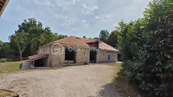 FERME LANDAISE 399 m² – 6,7 HA – PISCINE – 4 CHAMBRES – RÉNOVATION COMPLÈTE

Située à 20 minutes des portes de Bayonne  et 25 minutes des plages de Capbreton et Hossegor.

Rare sur le secteur : propriété de 399 m² habitables sur 6,7 hectares, entièrement rénovée, avec piscine, spa et dépendance.

Cette ancienne ferme landaise datant de 1850 a été entièrement rénovée en 2018-2019. Elle offre de grands volumes, quatre chambres avec sanitaires privatifs, deux cuisines et de nombreuses dépendances, le tout dans un environnement calme et sans vis-à-vis.

UNE MAISON DE 399 m² HABITABLES

La maison se compose de :

* Vaste séjour lumineux avec poutres apparentes et poêle à bois scandinave
* Bibliothèque
* Deux cuisines, dont une cuisine principale et une seconde cuisine adaptée aux réceptions
* 4 chambres
* Suite parentale au rez-de-chaussée avec accès extérieur, salle de bains et WC
* 3 chambres à l’étage, chacune avec salle d’eau et WC
* Climatisation réversible dans toutes les chambres

La distribution permet d’accueillir confortablement une grande famille ou plusieurs générations, avec une réelle indépendance pour chaque espace nuit.

RÉNOVATION IMPORTANTE

La propriété a fait l’objet d’une rénovation complète entre 2018 et 2019 :

* Toiture entièrement refaite
* Menuiseries remplacées en aluminium double vitrage
* Portes et baies vitrées neuves
* Volumes intérieurs ouverts et réorganisés
* Deux cuisines créées/aménagées
* Salles d’eau et sanitaires rénovés
* Poêle à bois scandinave
* Climatisation réversible dans les chambres
* Piscine et spa

Le chauffage principal est assuré par une chaudière gaz avec citerne enterrée.

Un suivi régulier du traitement anti-termites est également réalisé, avec dossier disponible.

6,7 HECTARES AVEC PISCINE ET DÉPENDANCES

Le terrain de 6,7 hectares est composé de bois et de pâtures, avec un parc arboré entretenu.

La propriété bénéficie d’un environnement sans vis-à-vis, offrant calme et intimité.

Côté extérieur :

* Piscine au sel avec volet électrique de sécurité
* Spa 6 places
* Garage spacieux
* Dépendance d’environ 30 m² avec salle d’eau et WC

Cette dépendance peut être aménagée selon les besoins : studio, bureau, atelier, espace professionnel ou logement d’appoint, sous réserve des autorisations nécessaires.

LES + DU BIEN

399 m² habitables
6,7 hectares
Ferme de 1850
Rénovation 2018-2019
4 chambres
4 espaces sanitaires privatifs pour les chambres
2 cuisines
Piscine au sel
Spa 6 places
Dépendance de 30 m² avec salle d’eau et WC
Garage
Terrain composé de bois et pâtures
Aucun vis-à-vis
Environ 30 minutes des plages

Une propriété offrant un volume et une surface de terrain particulièrement rares, avec des travaux importants déjà réalisés.

Diagnostics et dossier technique disponibles sur demande.

Contactez-nous pour obtenir davantage d’informations ou organiser une visite.