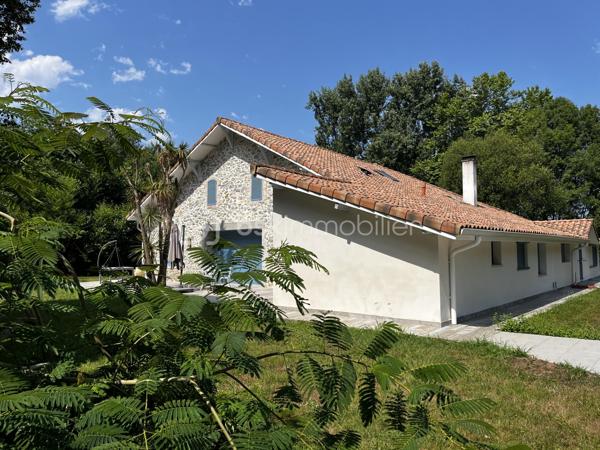 FERME LANDAISE 399 m² – 6,7 HA – PISCINE – 4 CHAMBRES – RÉNOVATION COMPLÈTE

Située à 20 minutes des portes de Bayonne  et 25 minutes des plages de Capbreton et Hossegor.

Rare sur le secteur : propriété de 399 m² habitables sur 6,7 hectares, entièrement rénovée, avec piscine, spa et dépendance.

Cette ancienne ferme landaise datant de 1850 a été entièrement rénovée en 2018-2019. Elle offre de grands volumes, quatre chambres avec sanitaires privatifs, deux cuisines et de nombreuses dépendances, le tout dans un environnement calme et sans vis-à-vis.

UNE MAISON DE 399 m² HABITABLES

La maison se compose de :

* Vaste séjour lumineux avec poutres apparentes et poêle à bois scandinave
* Bibliothèque
* Deux cuisines, dont une cuisine principale et une seconde cuisine adaptée aux réceptions
* 4 chambres
* Suite parentale au rez-de-chaussée avec accès extérieur, salle de bains et WC
* 3 chambres à l’étage, chacune avec salle d’eau et WC
* Climatisation réversible dans toutes les chambres

La distribution permet d’accueillir confortablement une grande famille ou plusieurs générations, avec une réelle indépendance pour chaque espace nuit.

RÉNOVATION IMPORTANTE

La propriété a fait l’objet d’une rénovation complète entre 2018 et 2019 :

* Toiture entièrement refaite
* Menuiseries remplacées en aluminium double vitrage
* Portes et baies vitrées neuves
* Volumes intérieurs ouverts et réorganisés
* Deux cuisines créées/aménagées
* Salles d’eau et sanitaires rénovés
* Poêle à bois scandinave
* Climatisation réversible dans les chambres
* Piscine et spa

Le chauffage principal est assuré par une chaudière gaz avec citerne enterrée.

Un suivi régulier du traitement anti-termites est également réalisé, avec dossier disponible.

6,7 HECTARES AVEC PISCINE ET DÉPENDANCES

Le terrain de 6,7 hectares est composé de bois et de pâtures, avec un parc arboré entretenu.

La propriété bénéficie d’un environnement sans vis-à-vis, offrant calme et intimité.

Côté extérieur :

* Piscine au sel avec volet électrique de sécurité
* Spa 6 places
* Garage spacieux
* Dépendance d’environ 30 m² avec salle d’eau et WC

Cette dépendance peut être aménagée selon les besoins : studio, bureau, atelier, espace professionnel ou logement d’appoint, sous réserve des autorisations nécessaires.

LES + DU BIEN

399 m² habitables
6,7 hectares
Ferme de 1850
Rénovation 2018-2019
4 chambres
4 espaces sanitaires privatifs pour les chambres
2 cuisines
Piscine au sel
Spa 6 places
Dépendance de 30 m² avec salle d’eau et WC
Garage
Terrain composé de bois et pâtures
Aucun vis-à-vis
Environ 30 minutes des plages

Une propriété offrant un volume et une surface de terrain particulièrement rares, avec des travaux importants déjà réalisés.

Diagnostics et dossier technique disponibles sur demande.

Contactez-nous pour obtenir davantage d’informations ou organiser une visite.