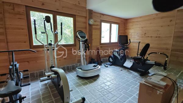 FERME LANDAISE 399 m² – 6,7 HA – PISCINE – 4 CHAMBRES – RÉNOVATION COMPLÈTE

Située à 20 minutes des portes de Bayonne  et 25 minutes des plages de Capbreton et Hossegor.

Rare sur le secteur : propriété de 399 m² habitables sur 6,7 hectares, entièrement rénovée, avec piscine, spa et dépendance.

Cette ancienne ferme landaise datant de 1850 a été entièrement rénovée en 2018-2019. Elle offre de grands volumes, quatre chambres avec sanitaires privatifs, deux cuisines et de nombreuses dépendances, le tout dans un environnement calme et sans vis-à-vis.

UNE MAISON DE 399 m² HABITABLES

La maison se compose de :

* Vaste séjour lumineux avec poutres apparentes et poêle à bois scandinave
* Bibliothèque
* Deux cuisines, dont une cuisine principale et une seconde cuisine adaptée aux réceptions
* 4 chambres
* Suite parentale au rez-de-chaussée avec accès extérieur, salle de bains et WC
* 3 chambres à l’étage, chacune avec salle d’eau et WC
* Climatisation réversible dans toutes les chambres

La distribution permet d’accueillir confortablement une grande famille ou plusieurs générations, avec une réelle indépendance pour chaque espace nuit.

RÉNOVATION IMPORTANTE

La propriété a fait l’objet d’une rénovation complète entre 2018 et 2019 :

* Toiture entièrement refaite
* Menuiseries remplacées en aluminium double vitrage
* Portes et baies vitrées neuves
* Volumes intérieurs ouverts et réorganisés
* Deux cuisines créées/aménagées
* Salles d’eau et sanitaires rénovés
* Poêle à bois scandinave
* Climatisation réversible dans les chambres
* Piscine et spa

Le chauffage principal est assuré par une chaudière gaz avec citerne enterrée.

Un suivi régulier du traitement anti-termites est également réalisé, avec dossier disponible.

6,7 HECTARES AVEC PISCINE ET DÉPENDANCES

Le terrain de 6,7 hectares est composé de bois et de pâtures, avec un parc arboré entretenu.

La propriété bénéficie d’un environnement sans vis-à-vis, offrant calme et intimité.

Côté extérieur :

* Piscine au sel avec volet électrique de sécurité
* Spa 6 places
* Garage spacieux
* Dépendance d’environ 30 m² avec salle d’eau et WC

Cette dépendance peut être aménagée selon les besoins : studio, bureau, atelier, espace professionnel ou logement d’appoint, sous réserve des autorisations nécessaires.

LES + DU BIEN

399 m² habitables
6,7 hectares
Ferme de 1850
Rénovation 2018-2019
4 chambres
4 espaces sanitaires privatifs pour les chambres
2 cuisines
Piscine au sel
Spa 6 places
Dépendance de 30 m² avec salle d’eau et WC
Garage
Terrain composé de bois et pâtures
Aucun vis-à-vis
Environ 30 minutes des plages

Une propriété offrant un volume et une surface de terrain particulièrement rares, avec des travaux importants déjà réalisés.

Diagnostics et dossier technique disponibles sur demande.

Contactez-nous pour obtenir davantage d’informations ou organiser une visite.