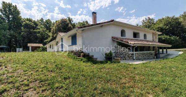 FERME LANDAISE 399 m² – 6,7 HA – PISCINE – 4 CHAMBRES – RÉNOVATION COMPLÈTE

Située à 20 minutes des portes de Bayonne  et 25 minutes des plages de Capbreton et Hossegor.

Rare sur le secteur : propriété de 399 m² habitables sur 6,7 hectares, entièrement rénovée, avec piscine, spa et dépendance.

Cette ancienne ferme landaise datant de 1850 a été entièrement rénovée en 2018-2019. Elle offre de grands volumes, quatre chambres avec sanitaires privatifs, deux cuisines et de nombreuses dépendances, le tout dans un environnement calme et sans vis-à-vis.

UNE MAISON DE 399 m² HABITABLES

La maison se compose de :

* Vaste séjour lumineux avec poutres apparentes et poêle à bois scandinave
* Bibliothèque
* Deux cuisines, dont une cuisine principale et une seconde cuisine adaptée aux réceptions
* 4 chambres
* Suite parentale au rez-de-chaussée avec accès extérieur, salle de bains et WC
* 3 chambres à l’étage, chacune avec salle d’eau et WC
* Climatisation réversible dans toutes les chambres

La distribution permet d’accueillir confortablement une grande famille ou plusieurs générations, avec une réelle indépendance pour chaque espace nuit.

RÉNOVATION IMPORTANTE

La propriété a fait l’objet d’une rénovation complète entre 2018 et 2019 :

* Toiture entièrement refaite
* Menuiseries remplacées en aluminium double vitrage
* Portes et baies vitrées neuves
* Volumes intérieurs ouverts et réorganisés
* Deux cuisines créées/aménagées
* Salles d’eau et sanitaires rénovés
* Poêle à bois scandinave
* Climatisation réversible dans les chambres
* Piscine et spa

Le chauffage principal est assuré par une chaudière gaz avec citerne enterrée.

Un suivi régulier du traitement anti-termites est également réalisé, avec dossier disponible.

6,7 HECTARES AVEC PISCINE ET DÉPENDANCES

Le terrain de 6,7 hectares est composé de bois et de pâtures, avec un parc arboré entretenu.

La propriété bénéficie d’un environnement sans vis-à-vis, offrant calme et intimité.

Côté extérieur :

* Piscine au sel avec volet électrique de sécurité
* Spa 6 places
* Garage spacieux
* Dépendance d’environ 30 m² avec salle d’eau et WC

Cette dépendance peut être aménagée selon les besoins : studio, bureau, atelier, espace professionnel ou logement d’appoint, sous réserve des autorisations nécessaires.

LES + DU BIEN

399 m² habitables
6,7 hectares
Ferme de 1850
Rénovation 2018-2019
4 chambres
4 espaces sanitaires privatifs pour les chambres
2 cuisines
Piscine au sel
Spa 6 places
Dépendance de 30 m² avec salle d’eau et WC
Garage
Terrain composé de bois et pâtures
Aucun vis-à-vis
Environ 30 minutes des plages

Une propriété offrant un volume et une surface de terrain particulièrement rares, avec des travaux importants déjà réalisés.

Diagnostics et dossier technique disponibles sur demande.

Contactez-nous pour obtenir davantage d’informations ou organiser une visite.