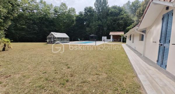 FERME LANDAISE 399 m² – 6,7 HA – PISCINE – 4 CHAMBRES – RÉNOVATION COMPLÈTE

Située à 20 minutes des portes de Bayonne  et 25 minutes des plages de Capbreton et Hossegor.

Rare sur le secteur : propriété de 399 m² habitables sur 6,7 hectares, entièrement rénovée, avec piscine, spa et dépendance.

Cette ancienne ferme landaise datant de 1850 a été entièrement rénovée en 2018-2019. Elle offre de grands volumes, quatre chambres avec sanitaires privatifs, deux cuisines et de nombreuses dépendances, le tout dans un environnement calme et sans vis-à-vis.

UNE MAISON DE 399 m² HABITABLES

La maison se compose de :

* Vaste séjour lumineux avec poutres apparentes et poêle à bois scandinave
* Bibliothèque
* Deux cuisines, dont une cuisine principale et une seconde cuisine adaptée aux réceptions
* 4 chambres
* Suite parentale au rez-de-chaussée avec accès extérieur, salle de bains et WC
* 3 chambres à l’étage, chacune avec salle d’eau et WC
* Climatisation réversible dans toutes les chambres

La distribution permet d’accueillir confortablement une grande famille ou plusieurs générations, avec une réelle indépendance pour chaque espace nuit.

RÉNOVATION IMPORTANTE

La propriété a fait l’objet d’une rénovation complète entre 2018 et 2019 :

* Toiture entièrement refaite
* Menuiseries remplacées en aluminium double vitrage
* Portes et baies vitrées neuves
* Volumes intérieurs ouverts et réorganisés
* Deux cuisines créées/aménagées
* Salles d’eau et sanitaires rénovés
* Poêle à bois scandinave
* Climatisation réversible dans les chambres
* Piscine et spa

Le chauffage principal est assuré par une chaudière gaz avec citerne enterrée.

Un suivi régulier du traitement anti-termites est également réalisé, avec dossier disponible.

6,7 HECTARES AVEC PISCINE ET DÉPENDANCES

Le terrain de 6,7 hectares est composé de bois et de pâtures, avec un parc arboré entretenu.

La propriété bénéficie d’un environnement sans vis-à-vis, offrant calme et intimité.

Côté extérieur :

* Piscine au sel avec volet électrique de sécurité
* Spa 6 places
* Garage spacieux
* Dépendance d’environ 30 m² avec salle d’eau et WC

Cette dépendance peut être aménagée selon les besoins : studio, bureau, atelier, espace professionnel ou logement d’appoint, sous réserve des autorisations nécessaires.

LES + DU BIEN

399 m² habitables
6,7 hectares
Ferme de 1850
Rénovation 2018-2019
4 chambres
4 espaces sanitaires privatifs pour les chambres
2 cuisines
Piscine au sel
Spa 6 places
Dépendance de 30 m² avec salle d’eau et WC
Garage
Terrain composé de bois et pâtures
Aucun vis-à-vis
Environ 30 minutes des plages

Une propriété offrant un volume et une surface de terrain particulièrement rares, avec des travaux importants déjà réalisés.

Diagnostics et dossier technique disponibles sur demande.

Contactez-nous pour obtenir davantage d’informations ou organiser une visite.