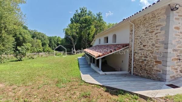 FERME LANDAISE 399 m² – 6,7 HA – PISCINE – 4 CHAMBRES – RÉNOVATION COMPLÈTE

Située à 20 minutes des portes de Bayonne  et 25 minutes des plages de Capbreton et Hossegor.

Rare sur le secteur : propriété de 399 m² habitables sur 6,7 hectares, entièrement rénovée, avec piscine, spa et dépendance.

Cette ancienne ferme landaise datant de 1850 a été entièrement rénovée en 2018-2019. Elle offre de grands volumes, quatre chambres avec sanitaires privatifs, deux cuisines et de nombreuses dépendances, le tout dans un environnement calme et sans vis-à-vis.

UNE MAISON DE 399 m² HABITABLES

La maison se compose de :

* Vaste séjour lumineux avec poutres apparentes et poêle à bois scandinave
* Bibliothèque
* Deux cuisines, dont une cuisine principale et une seconde cuisine adaptée aux réceptions
* 4 chambres
* Suite parentale au rez-de-chaussée avec accès extérieur, salle de bains et WC
* 3 chambres à l’étage, chacune avec salle d’eau et WC
* Climatisation réversible dans toutes les chambres

La distribution permet d’accueillir confortablement une grande famille ou plusieurs générations, avec une réelle indépendance pour chaque espace nuit.

RÉNOVATION IMPORTANTE

La propriété a fait l’objet d’une rénovation complète entre 2018 et 2019 :

* Toiture entièrement refaite
* Menuiseries remplacées en aluminium double vitrage
* Portes et baies vitrées neuves
* Volumes intérieurs ouverts et réorganisés
* Deux cuisines créées/aménagées
* Salles d’eau et sanitaires rénovés
* Poêle à bois scandinave
* Climatisation réversible dans les chambres
* Piscine et spa

Le chauffage principal est assuré par une chaudière gaz avec citerne enterrée.

Un suivi régulier du traitement anti-termites est également réalisé, avec dossier disponible.

6,7 HECTARES AVEC PISCINE ET DÉPENDANCES

Le terrain de 6,7 hectares est composé de bois et de pâtures, avec un parc arboré entretenu.

La propriété bénéficie d’un environnement sans vis-à-vis, offrant calme et intimité.

Côté extérieur :

* Piscine au sel avec volet électrique de sécurité
* Spa 6 places
* Garage spacieux
* Dépendance d’environ 30 m² avec salle d’eau et WC

Cette dépendance peut être aménagée selon les besoins : studio, bureau, atelier, espace professionnel ou logement d’appoint, sous réserve des autorisations nécessaires.

LES + DU BIEN

399 m² habitables
6,7 hectares
Ferme de 1850
Rénovation 2018-2019
4 chambres
4 espaces sanitaires privatifs pour les chambres
2 cuisines
Piscine au sel
Spa 6 places
Dépendance de 30 m² avec salle d’eau et WC
Garage
Terrain composé de bois et pâtures
Aucun vis-à-vis
Environ 30 minutes des plages

Une propriété offrant un volume et une surface de terrain particulièrement rares, avec des travaux importants déjà réalisés.

Diagnostics et dossier technique disponibles sur demande.

Contactez-nous pour obtenir davantage d’informations ou organiser une visite.