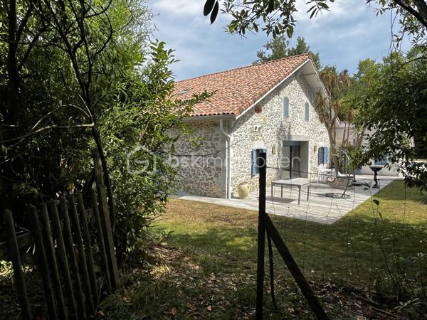 FERME LANDAISE 399 m² – 6,7 HA – PISCINE – 4 CHAMBRES – RÉNOVATION COMPLÈTE

Située à 20 minutes des portes de Bayonne  et 25 minutes des plages de Capbreton et Hossegor.

Rare sur le secteur : propriété de 399 m² habitables sur 6,7 hectares, entièrement rénovée, avec piscine, spa et dépendance.

Cette ancienne ferme landaise datant de 1850 a été entièrement rénovée en 2018-2019. Elle offre de grands volumes, quatre chambres avec sanitaires privatifs, deux cuisines et de nombreuses dépendances, le tout dans un environnement calme et sans vis-à-vis.

UNE MAISON DE 399 m² HABITABLES

La maison se compose de :

* Vaste séjour lumineux avec poutres apparentes et poêle à bois scandinave
* Bibliothèque
* Deux cuisines, dont une cuisine principale et une seconde cuisine adaptée aux réceptions
* 4 chambres
* Suite parentale au rez-de-chaussée avec accès extérieur, salle de bains et WC
* 3 chambres à l’étage, chacune avec salle d’eau et WC
* Climatisation réversible dans toutes les chambres

La distribution permet d’accueillir confortablement une grande famille ou plusieurs générations, avec une réelle indépendance pour chaque espace nuit.

RÉNOVATION IMPORTANTE

La propriété a fait l’objet d’une rénovation complète entre 2018 et 2019 :

* Toiture entièrement refaite
* Menuiseries remplacées en aluminium double vitrage
* Portes et baies vitrées neuves
* Volumes intérieurs ouverts et réorganisés
* Deux cuisines créées/aménagées
* Salles d’eau et sanitaires rénovés
* Poêle à bois scandinave
* Climatisation réversible dans les chambres
* Piscine et spa

Le chauffage principal est assuré par une chaudière gaz avec citerne enterrée.

Un suivi régulier du traitement anti-termites est également réalisé, avec dossier disponible.

6,7 HECTARES AVEC PISCINE ET DÉPENDANCES

Le terrain de 6,7 hectares est composé de bois et de pâtures, avec un parc arboré entretenu.

La propriété bénéficie d’un environnement sans vis-à-vis, offrant calme et intimité.

Côté extérieur :

* Piscine au sel avec volet électrique de sécurité
* Spa 6 places
* Garage spacieux
* Dépendance d’environ 30 m² avec salle d’eau et WC

Cette dépendance peut être aménagée selon les besoins : studio, bureau, atelier, espace professionnel ou logement d’appoint, sous réserve des autorisations nécessaires.

LES + DU BIEN

399 m² habitables
6,7 hectares
Ferme de 1850
Rénovation 2018-2019
4 chambres
4 espaces sanitaires privatifs pour les chambres
2 cuisines
Piscine au sel
Spa 6 places
Dépendance de 30 m² avec salle d’eau et WC
Garage
Terrain composé de bois et pâtures
Aucun vis-à-vis
Environ 30 minutes des plages

Une propriété offrant un volume et une surface de terrain particulièrement rares, avec des travaux importants déjà réalisés.

Diagnostics et dossier technique disponibles sur demande.

Contactez-nous pour obtenir davantage d’informations ou organiser une visite.