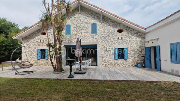 FERME LANDAISE 399 m² – 6,7 HA – PISCINE – 4 CHAMBRES – RÉNOVATION COMPLÈTE

Située à 20 minutes des portes de Bayonne  et 25 minutes des plages de Capbreton et Hossegor.

Rare sur le secteur : propriété de 399 m² habitables sur 6,7 hectares, entièrement rénovée, avec piscine, spa et dépendance.

Cette ancienne ferme landaise datant de 1850 a été entièrement rénovée en 2018-2019. Elle offre de grands volumes, quatre chambres avec sanitaires privatifs, deux cuisines et de nombreuses dépendances, le tout dans un environnement calme et sans vis-à-vis.

UNE MAISON DE 399 m² HABITABLES

La maison se compose de :

* Vaste séjour lumineux avec poutres apparentes et poêle à bois scandinave
* Bibliothèque
* Deux cuisines, dont une cuisine principale et une seconde cuisine adaptée aux réceptions
* 4 chambres
* Suite parentale au rez-de-chaussée avec accès extérieur, salle de bains et WC
* 3 chambres à l’étage, chacune avec salle d’eau et WC
* Climatisation réversible dans toutes les chambres

La distribution permet d’accueillir confortablement une grande famille ou plusieurs générations, avec une réelle indépendance pour chaque espace nuit.

RÉNOVATION IMPORTANTE

La propriété a fait l’objet d’une rénovation complète entre 2018 et 2019 :

* Toiture entièrement refaite
* Menuiseries remplacées en aluminium double vitrage
* Portes et baies vitrées neuves
* Volumes intérieurs ouverts et réorganisés
* Deux cuisines créées/aménagées
* Salles d’eau et sanitaires rénovés
* Poêle à bois scandinave
* Climatisation réversible dans les chambres
* Piscine et spa

Le chauffage principal est assuré par une chaudière gaz avec citerne enterrée.

Un suivi régulier du traitement anti-termites est également réalisé, avec dossier disponible.

6,7 HECTARES AVEC PISCINE ET DÉPENDANCES

Le terrain de 6,7 hectares est composé de bois et de pâtures, avec un parc arboré entretenu.

La propriété bénéficie d’un environnement sans vis-à-vis, offrant calme et intimité.

Côté extérieur :

* Piscine au sel avec volet électrique de sécurité
* Spa 6 places
* Garage spacieux
* Dépendance d’environ 30 m² avec salle d’eau et WC

Cette dépendance peut être aménagée selon les besoins : studio, bureau, atelier, espace professionnel ou logement d’appoint, sous réserve des autorisations nécessaires.

LES + DU BIEN

399 m² habitables
6,7 hectares
Ferme de 1850
Rénovation 2018-2019
4 chambres
4 espaces sanitaires privatifs pour les chambres
2 cuisines
Piscine au sel
Spa 6 places
Dépendance de 30 m² avec salle d’eau et WC
Garage
Terrain composé de bois et pâtures
Aucun vis-à-vis
Environ 30 minutes des plages

Une propriété offrant un volume et une surface de terrain particulièrement rares, avec des travaux importants déjà réalisés.

Diagnostics et dossier technique disponibles sur demande.

Contactez-nous pour obtenir davantage d’informations ou organiser une visite.