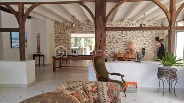 FERME LANDAISE 399 m² – 6,7 HA – PISCINE – 4 CHAMBRES – RÉNOVATION COMPLÈTE

Située à 20 minutes des portes de Bayonne  et 25 minutes des plages de Capbreton et Hossegor.

Rare sur le secteur : propriété de 399 m² habitables sur 6,7 hectares, entièrement rénovée, avec piscine, spa et dépendance.

Cette ancienne ferme landaise datant de 1850 a été entièrement rénovée en 2018-2019. Elle offre de grands volumes, quatre chambres avec sanitaires privatifs, deux cuisines et de nombreuses dépendances, le tout dans un environnement calme et sans vis-à-vis.

UNE MAISON DE 399 m² HABITABLES

La maison se compose de :

* Vaste séjour lumineux avec poutres apparentes et poêle à bois scandinave
* Bibliothèque
* Deux cuisines, dont une cuisine principale et une seconde cuisine adaptée aux réceptions
* 4 chambres
* Suite parentale au rez-de-chaussée avec accès extérieur, salle de bains et WC
* 3 chambres à l’étage, chacune avec salle d’eau et WC
* Climatisation réversible dans toutes les chambres

La distribution permet d’accueillir confortablement une grande famille ou plusieurs générations, avec une réelle indépendance pour chaque espace nuit.

RÉNOVATION IMPORTANTE

La propriété a fait l’objet d’une rénovation complète entre 2018 et 2019 :

* Toiture entièrement refaite
* Menuiseries remplacées en aluminium double vitrage
* Portes et baies vitrées neuves
* Volumes intérieurs ouverts et réorganisés
* Deux cuisines créées/aménagées
* Salles d’eau et sanitaires rénovés
* Poêle à bois scandinave
* Climatisation réversible dans les chambres
* Piscine et spa

Le chauffage principal est assuré par une chaudière gaz avec citerne enterrée.

Un suivi régulier du traitement anti-termites est également réalisé, avec dossier disponible.

6,7 HECTARES AVEC PISCINE ET DÉPENDANCES

Le terrain de 6,7 hectares est composé de bois et de pâtures, avec un parc arboré entretenu.

La propriété bénéficie d’un environnement sans vis-à-vis, offrant calme et intimité.

Côté extérieur :

* Piscine au sel avec volet électrique de sécurité
* Spa 6 places
* Garage spacieux
* Dépendance d’environ 30 m² avec salle d’eau et WC

Cette dépendance peut être aménagée selon les besoins : studio, bureau, atelier, espace professionnel ou logement d’appoint, sous réserve des autorisations nécessaires.

LES + DU BIEN

399 m² habitables
6,7 hectares
Ferme de 1850
Rénovation 2018-2019
4 chambres
4 espaces sanitaires privatifs pour les chambres
2 cuisines
Piscine au sel
Spa 6 places
Dépendance de 30 m² avec salle d’eau et WC
Garage
Terrain composé de bois et pâtures
Aucun vis-à-vis
Environ 30 minutes des plages

Une propriété offrant un volume et une surface de terrain particulièrement rares, avec des travaux importants déjà réalisés.

Diagnostics et dossier technique disponibles sur demande.

Contactez-nous pour obtenir davantage d’informations ou organiser une visite.