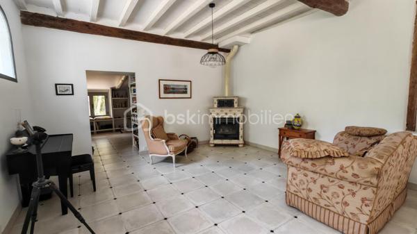 FERME LANDAISE 399 m² – 6,7 HA – PISCINE – 4 CHAMBRES – RÉNOVATION COMPLÈTE

Située à 20 minutes des portes de Bayonne  et 25 minutes des plages de Capbreton et Hossegor.

Rare sur le secteur : propriété de 399 m² habitables sur 6,7 hectares, entièrement rénovée, avec piscine, spa et dépendance.

Cette ancienne ferme landaise datant de 1850 a été entièrement rénovée en 2018-2019. Elle offre de grands volumes, quatre chambres avec sanitaires privatifs, deux cuisines et de nombreuses dépendances, le tout dans un environnement calme et sans vis-à-vis.

UNE MAISON DE 399 m² HABITABLES

La maison se compose de :

* Vaste séjour lumineux avec poutres apparentes et poêle à bois scandinave
* Bibliothèque
* Deux cuisines, dont une cuisine principale et une seconde cuisine adaptée aux réceptions
* 4 chambres
* Suite parentale au rez-de-chaussée avec accès extérieur, salle de bains et WC
* 3 chambres à l’étage, chacune avec salle d’eau et WC
* Climatisation réversible dans toutes les chambres

La distribution permet d’accueillir confortablement une grande famille ou plusieurs générations, avec une réelle indépendance pour chaque espace nuit.

RÉNOVATION IMPORTANTE

La propriété a fait l’objet d’une rénovation complète entre 2018 et 2019 :

* Toiture entièrement refaite
* Menuiseries remplacées en aluminium double vitrage
* Portes et baies vitrées neuves
* Volumes intérieurs ouverts et réorganisés
* Deux cuisines créées/aménagées
* Salles d’eau et sanitaires rénovés
* Poêle à bois scandinave
* Climatisation réversible dans les chambres
* Piscine et spa

Le chauffage principal est assuré par une chaudière gaz avec citerne enterrée.

Un suivi régulier du traitement anti-termites est également réalisé, avec dossier disponible.

6,7 HECTARES AVEC PISCINE ET DÉPENDANCES

Le terrain de 6,7 hectares est composé de bois et de pâtures, avec un parc arboré entretenu.

La propriété bénéficie d’un environnement sans vis-à-vis, offrant calme et intimité.

Côté extérieur :

* Piscine au sel avec volet électrique de sécurité
* Spa 6 places
* Garage spacieux
* Dépendance d’environ 30 m² avec salle d’eau et WC

Cette dépendance peut être aménagée selon les besoins : studio, bureau, atelier, espace professionnel ou logement d’appoint, sous réserve des autorisations nécessaires.

LES + DU BIEN

399 m² habitables
6,7 hectares
Ferme de 1850
Rénovation 2018-2019
4 chambres
4 espaces sanitaires privatifs pour les chambres
2 cuisines
Piscine au sel
Spa 6 places
Dépendance de 30 m² avec salle d’eau et WC
Garage
Terrain composé de bois et pâtures
Aucun vis-à-vis
Environ 30 minutes des plages

Une propriété offrant un volume et une surface de terrain particulièrement rares, avec des travaux importants déjà réalisés.

Diagnostics et dossier technique disponibles sur demande.

Contactez-nous pour obtenir davantage d’informations ou organiser une visite.