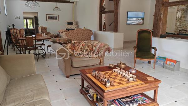 FERME LANDAISE 399 m² – 6,7 HA – PISCINE – 4 CHAMBRES – RÉNOVATION COMPLÈTE

Située à 20 minutes des portes de Bayonne  et 25 minutes des plages de Capbreton et Hossegor.

Rare sur le secteur : propriété de 399 m² habitables sur 6,7 hectares, entièrement rénovée, avec piscine, spa et dépendance.

Cette ancienne ferme landaise datant de 1850 a été entièrement rénovée en 2018-2019. Elle offre de grands volumes, quatre chambres avec sanitaires privatifs, deux cuisines et de nombreuses dépendances, le tout dans un environnement calme et sans vis-à-vis.

UNE MAISON DE 399 m² HABITABLES

La maison se compose de :

* Vaste séjour lumineux avec poutres apparentes et poêle à bois scandinave
* Bibliothèque
* Deux cuisines, dont une cuisine principale et une seconde cuisine adaptée aux réceptions
* 4 chambres
* Suite parentale au rez-de-chaussée avec accès extérieur, salle de bains et WC
* 3 chambres à l’étage, chacune avec salle d’eau et WC
* Climatisation réversible dans toutes les chambres

La distribution permet d’accueillir confortablement une grande famille ou plusieurs générations, avec une réelle indépendance pour chaque espace nuit.

RÉNOVATION IMPORTANTE

La propriété a fait l’objet d’une rénovation complète entre 2018 et 2019 :

* Toiture entièrement refaite
* Menuiseries remplacées en aluminium double vitrage
* Portes et baies vitrées neuves
* Volumes intérieurs ouverts et réorganisés
* Deux cuisines créées/aménagées
* Salles d’eau et sanitaires rénovés
* Poêle à bois scandinave
* Climatisation réversible dans les chambres
* Piscine et spa

Le chauffage principal est assuré par une chaudière gaz avec citerne enterrée.

Un suivi régulier du traitement anti-termites est également réalisé, avec dossier disponible.

6,7 HECTARES AVEC PISCINE ET DÉPENDANCES

Le terrain de 6,7 hectares est composé de bois et de pâtures, avec un parc arboré entretenu.

La propriété bénéficie d’un environnement sans vis-à-vis, offrant calme et intimité.

Côté extérieur :

* Piscine au sel avec volet électrique de sécurité
* Spa 6 places
* Garage spacieux
* Dépendance d’environ 30 m² avec salle d’eau et WC

Cette dépendance peut être aménagée selon les besoins : studio, bureau, atelier, espace professionnel ou logement d’appoint, sous réserve des autorisations nécessaires.

LES + DU BIEN

399 m² habitables
6,7 hectares
Ferme de 1850
Rénovation 2018-2019
4 chambres
4 espaces sanitaires privatifs pour les chambres
2 cuisines
Piscine au sel
Spa 6 places
Dépendance de 30 m² avec salle d’eau et WC
Garage
Terrain composé de bois et pâtures
Aucun vis-à-vis
Environ 30 minutes des plages

Une propriété offrant un volume et une surface de terrain particulièrement rares, avec des travaux importants déjà réalisés.

Diagnostics et dossier technique disponibles sur demande.

Contactez-nous pour obtenir davantage d’informations ou organiser une visite.