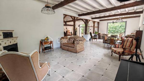 FERME LANDAISE 399 m² – 6,7 HA – PISCINE – 4 CHAMBRES – RÉNOVATION COMPLÈTE

Située à 20 minutes des portes de Bayonne  et 25 minutes des plages de Capbreton et Hossegor.

Rare sur le secteur : propriété de 399 m² habitables sur 6,7 hectares, entièrement rénovée, avec piscine, spa et dépendance.

Cette ancienne ferme landaise datant de 1850 a été entièrement rénovée en 2018-2019. Elle offre de grands volumes, quatre chambres avec sanitaires privatifs, deux cuisines et de nombreuses dépendances, le tout dans un environnement calme et sans vis-à-vis.

UNE MAISON DE 399 m² HABITABLES

La maison se compose de :

* Vaste séjour lumineux avec poutres apparentes et poêle à bois scandinave
* Bibliothèque
* Deux cuisines, dont une cuisine principale et une seconde cuisine adaptée aux réceptions
* 4 chambres
* Suite parentale au rez-de-chaussée avec accès extérieur, salle de bains et WC
* 3 chambres à l’étage, chacune avec salle d’eau et WC
* Climatisation réversible dans toutes les chambres

La distribution permet d’accueillir confortablement une grande famille ou plusieurs générations, avec une réelle indépendance pour chaque espace nuit.

RÉNOVATION IMPORTANTE

La propriété a fait l’objet d’une rénovation complète entre 2018 et 2019 :

* Toiture entièrement refaite
* Menuiseries remplacées en aluminium double vitrage
* Portes et baies vitrées neuves
* Volumes intérieurs ouverts et réorganisés
* Deux cuisines créées/aménagées
* Salles d’eau et sanitaires rénovés
* Poêle à bois scandinave
* Climatisation réversible dans les chambres
* Piscine et spa

Le chauffage principal est assuré par une chaudière gaz avec citerne enterrée.

Un suivi régulier du traitement anti-termites est également réalisé, avec dossier disponible.

6,7 HECTARES AVEC PISCINE ET DÉPENDANCES

Le terrain de 6,7 hectares est composé de bois et de pâtures, avec un parc arboré entretenu.

La propriété bénéficie d’un environnement sans vis-à-vis, offrant calme et intimité.

Côté extérieur :

* Piscine au sel avec volet électrique de sécurité
* Spa 6 places
* Garage spacieux
* Dépendance d’environ 30 m² avec salle d’eau et WC

Cette dépendance peut être aménagée selon les besoins : studio, bureau, atelier, espace professionnel ou logement d’appoint, sous réserve des autorisations nécessaires.

LES + DU BIEN

399 m² habitables
6,7 hectares
Ferme de 1850
Rénovation 2018-2019
4 chambres
4 espaces sanitaires privatifs pour les chambres
2 cuisines
Piscine au sel
Spa 6 places
Dépendance de 30 m² avec salle d’eau et WC
Garage
Terrain composé de bois et pâtures
Aucun vis-à-vis
Environ 30 minutes des plages

Une propriété offrant un volume et une surface de terrain particulièrement rares, avec des travaux importants déjà réalisés.

Diagnostics et dossier technique disponibles sur demande.

Contactez-nous pour obtenir davantage d’informations ou organiser une visite.
